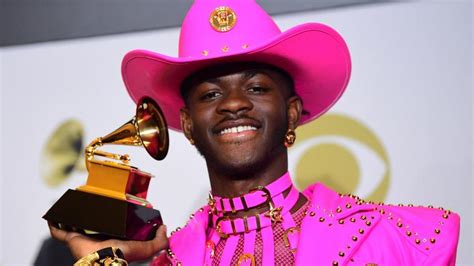 nike duivel schoen|Rapper Lil Nas X lanceert sneaker met druppel menselijk bloed.